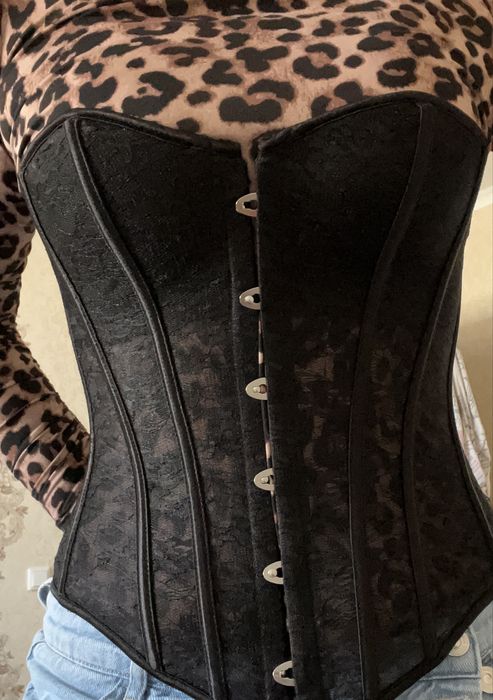 Продам шмкарный  черный гипюровый корсет 44-46