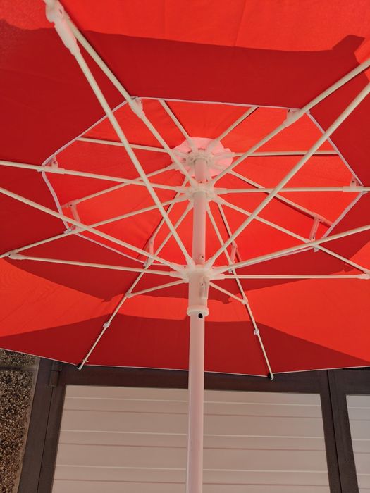 Ветроустойчив градински чадър в червено в комплект с поставка