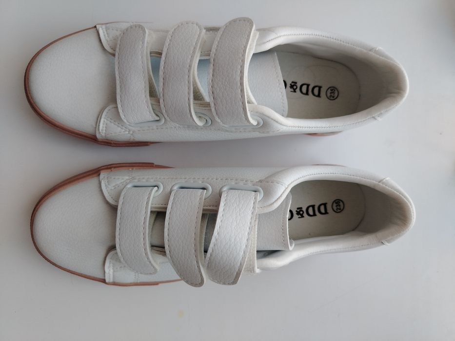 Продам красивые кроссовки.