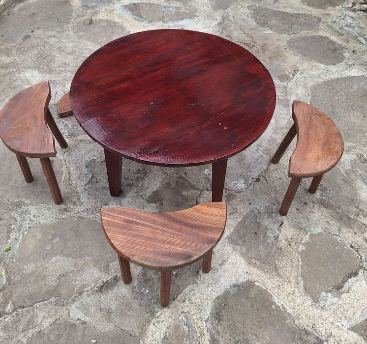 Масичка - софра с трикраки столчета