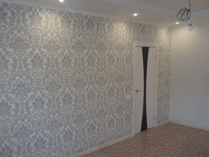 Поклейка обоев .