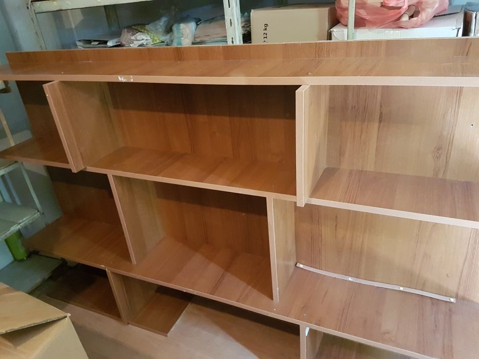 Продавам  голям дървен рафт,за окачване на стена