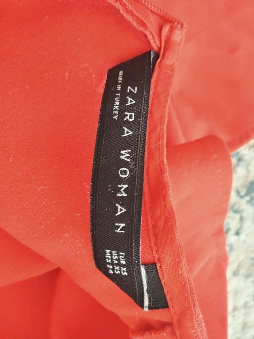 Красное платье от Zara.