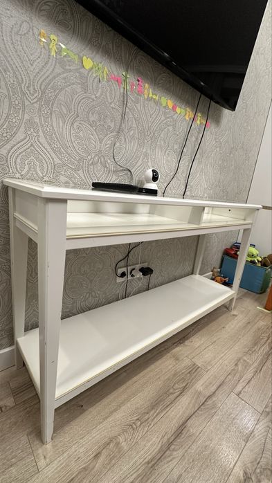 Продаю консоль IKEA LIATORP (икеа), белая