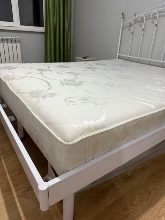 Металлическая кровать с матрасом