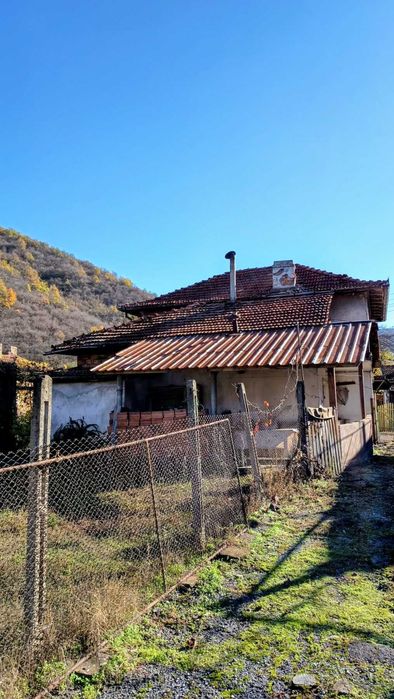 Продавам двуетажна къща в с. Лесидрен – от собственик