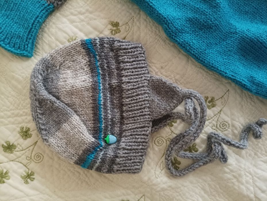 Теплый костюм с шапочками(2) и пинетками на 3-6 месяцев.