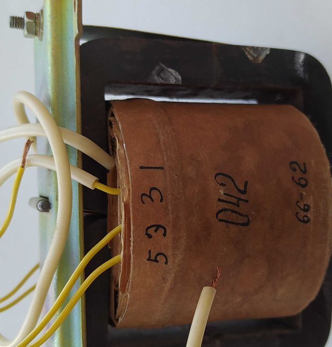 Мощный трансформатор для стереоусилителя.