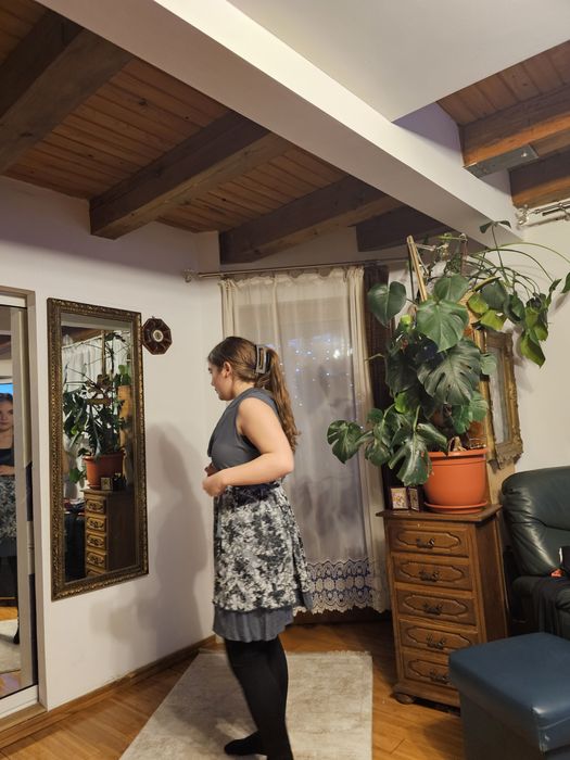 Rochita gri cu voal și fular