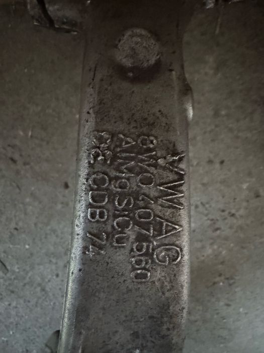 Fuzeta dreapta Audi A5   Cod: 8w0407560