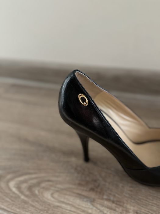 Сандали на ток Guess