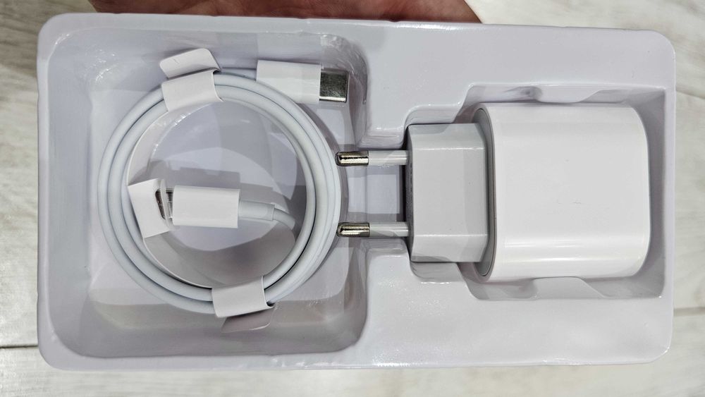 Зарядное устройство USB-C 20 Вт + кабель USB-C — новые
