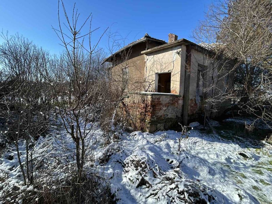 Продавам имот с къща в с.Бело поле