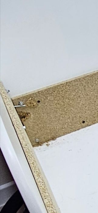 Отдам кровать. Чуть сломана.