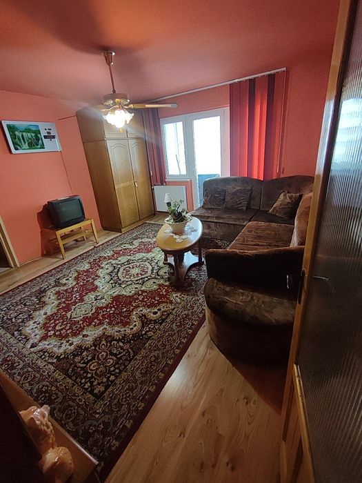 Inchiriez apartament cu 3 camara