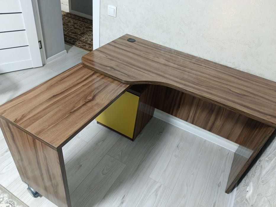 Продам компьютерный стол