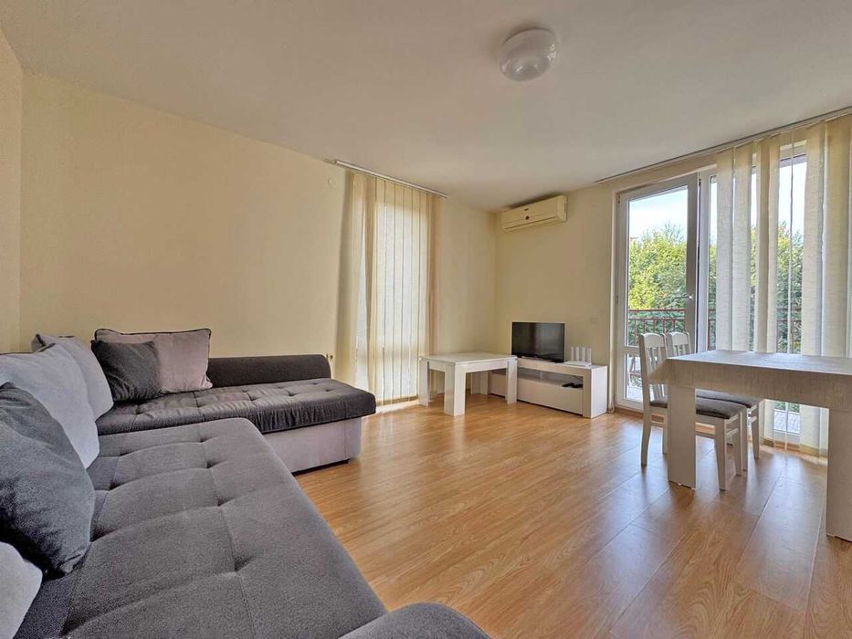 Просторен двустаен апартамент, Първа линия