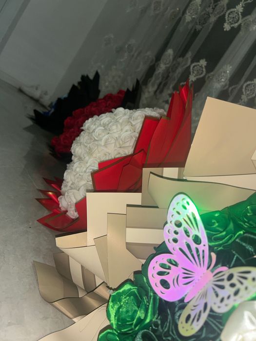 Buchete de flori, din satin și săpun.