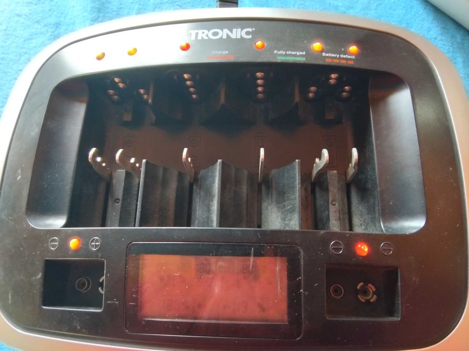 голямо оригинално немско зарядно за всички видове батерии , NI-MH