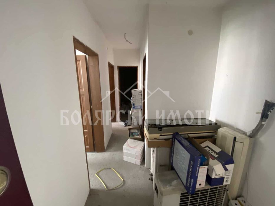 Тристаен апартамент в центъра с гараж