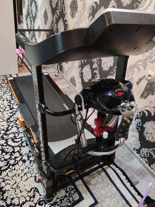 Продаётся новая беговая дорожка пользовались 1 раз.