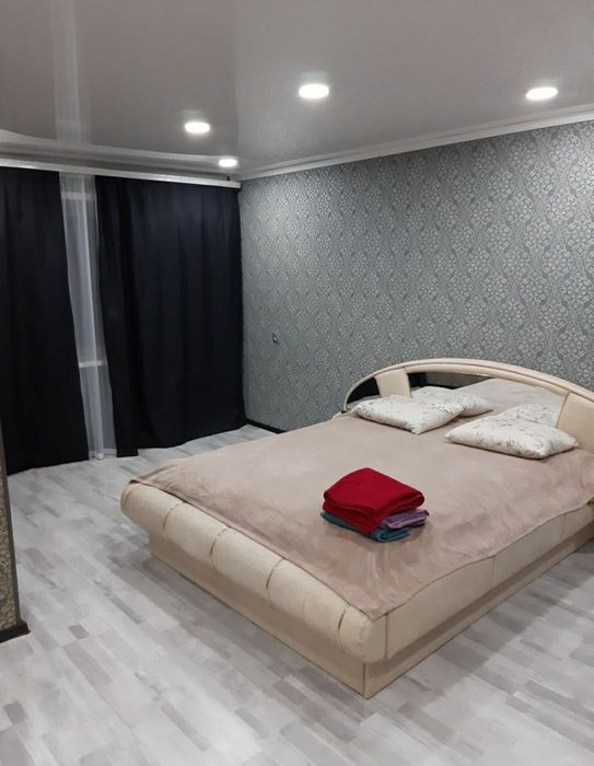 По Абая 1-но комнатная. Посуточно