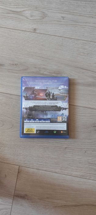 Продавам SONY PS4, 2 джойстика и 1 игра