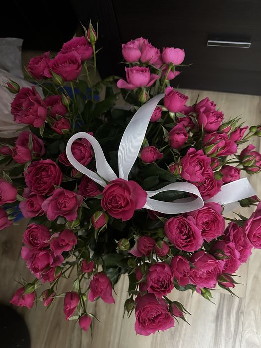 Кустовые розы, корзинка