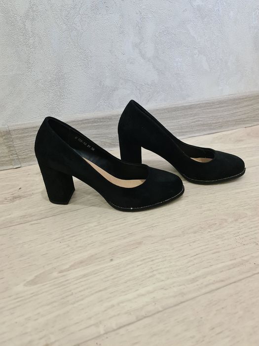 Продам закрытые замшевые туфли