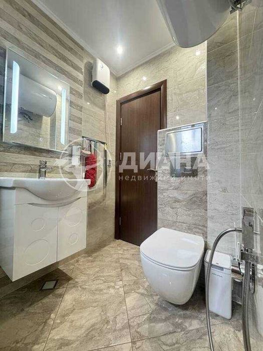 Продава се Тристаен апартамент в Пловдив, Христо Смирненски - 90 кв.м за 1945 €/кв.м - Снимка #12