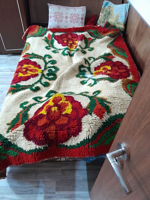 Китеник изтъкан от чиста вълна.