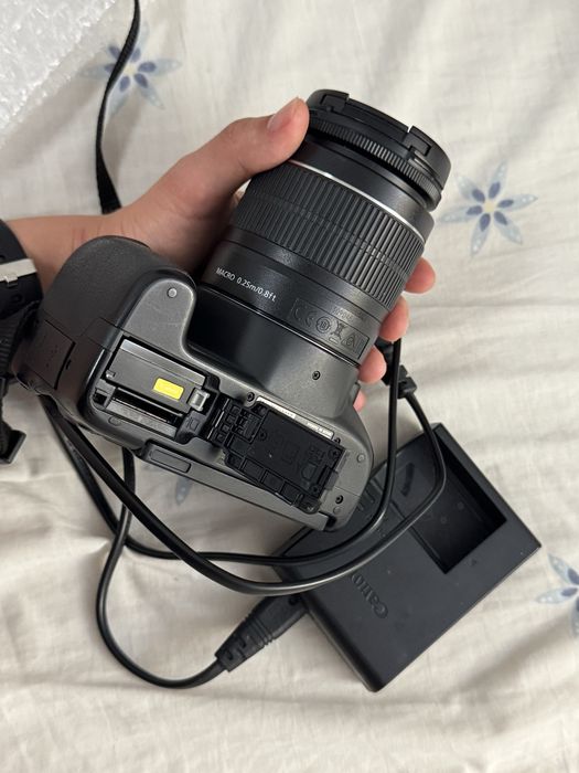 Cameră Canon 250D kit obiectiv 18-55mm