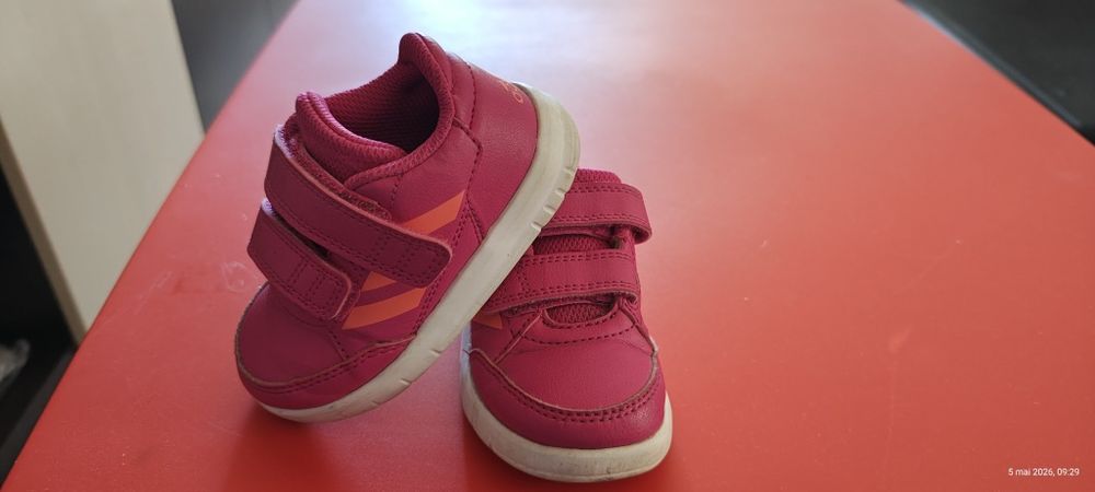 Vând încălțăminte Adidas