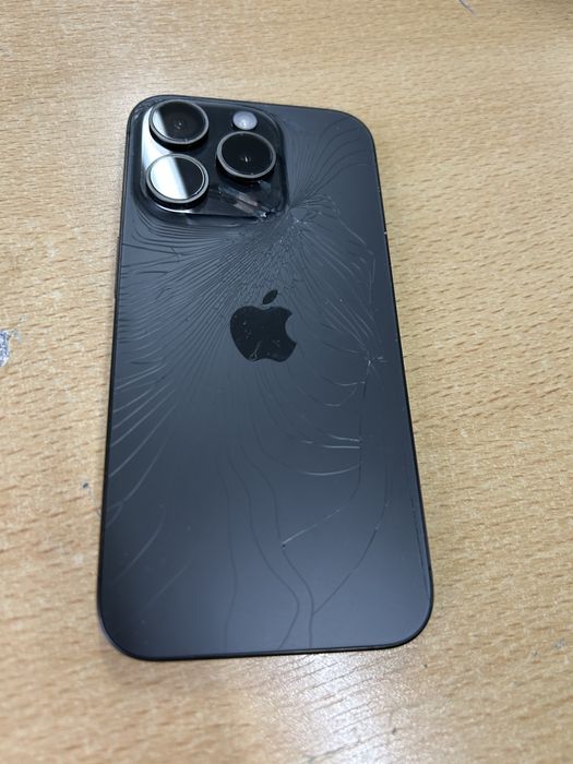 Продам 15 про задняя крышуа разбита