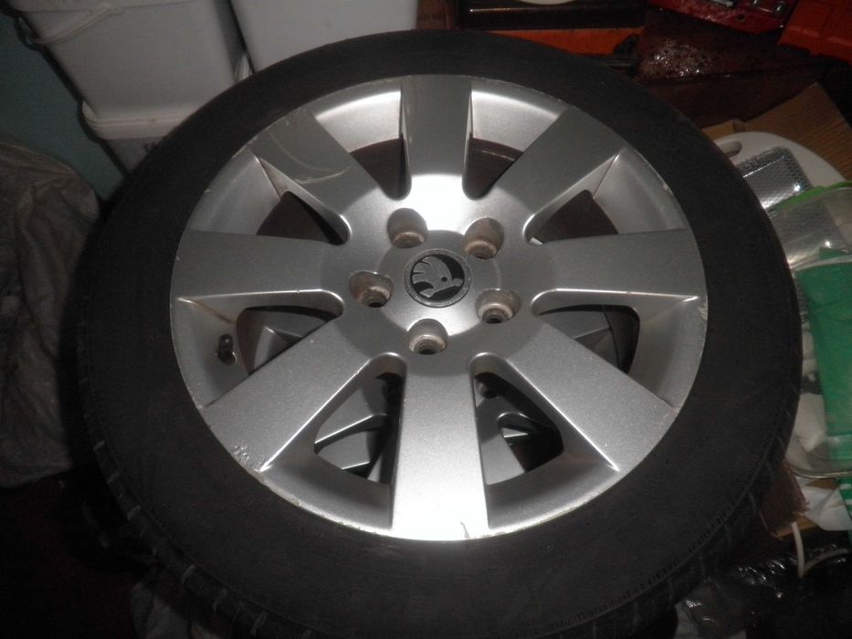 Продавам  четири  броя  гуми  с  алуминиеви  джанти  за  Шкода  .
