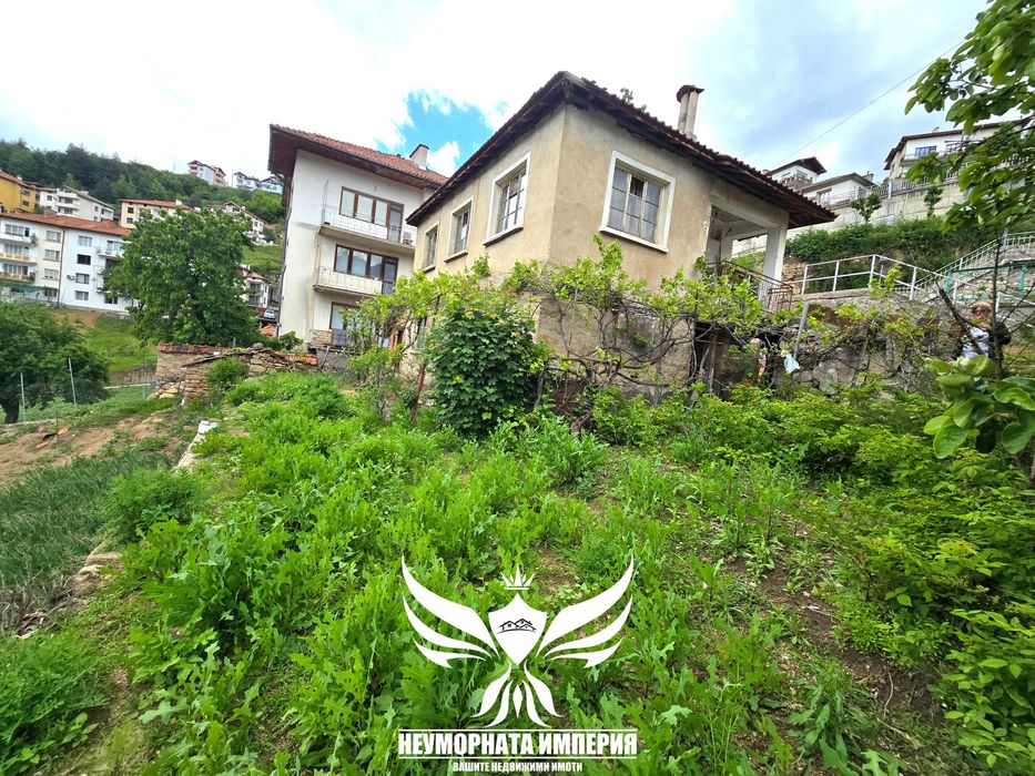 Двуетажна вила/къща 208РЗП с 900кв.м. двор село Баните обл.Смолян