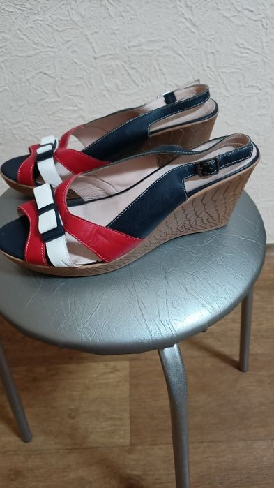 Женские босоножки б/ в отличном состоянии .