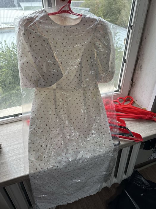 Платья, рубашки каждая по 2000 тг