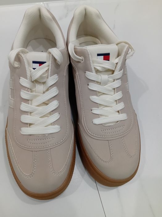 Продаю женские кроссовки