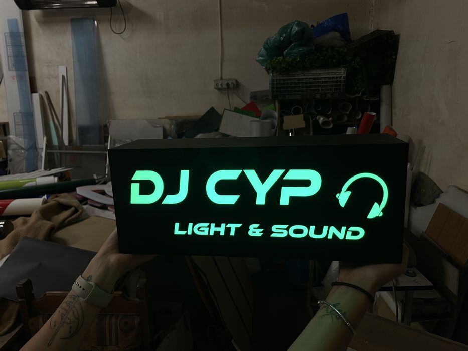 Realizez casete si reclame luminoase la comanda