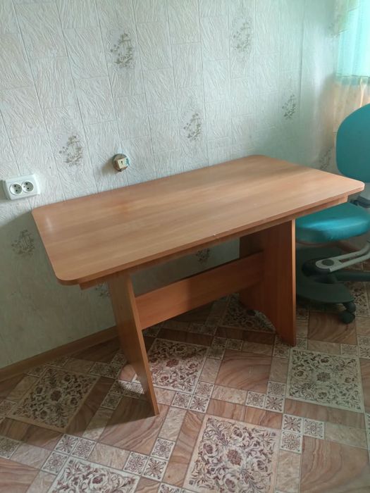 Стол кухонный в хорошем состоянии