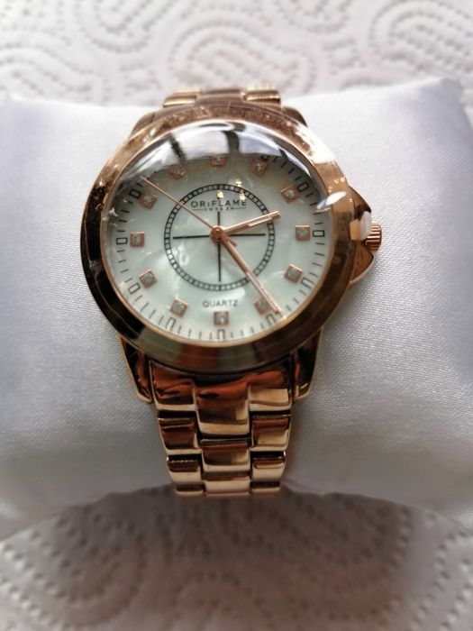 Нови часовници с камъни Сваровски