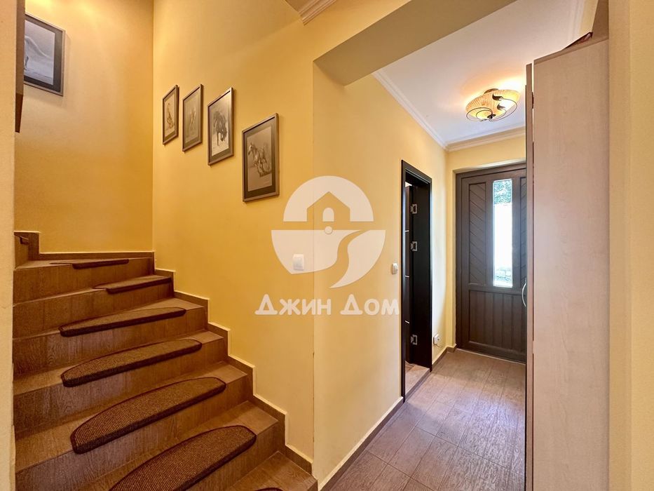 Двуетажна обзаведена къща с басейн, с. Кошарица.