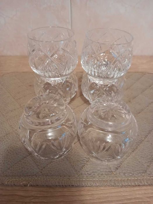 Хрустальные рюмки.