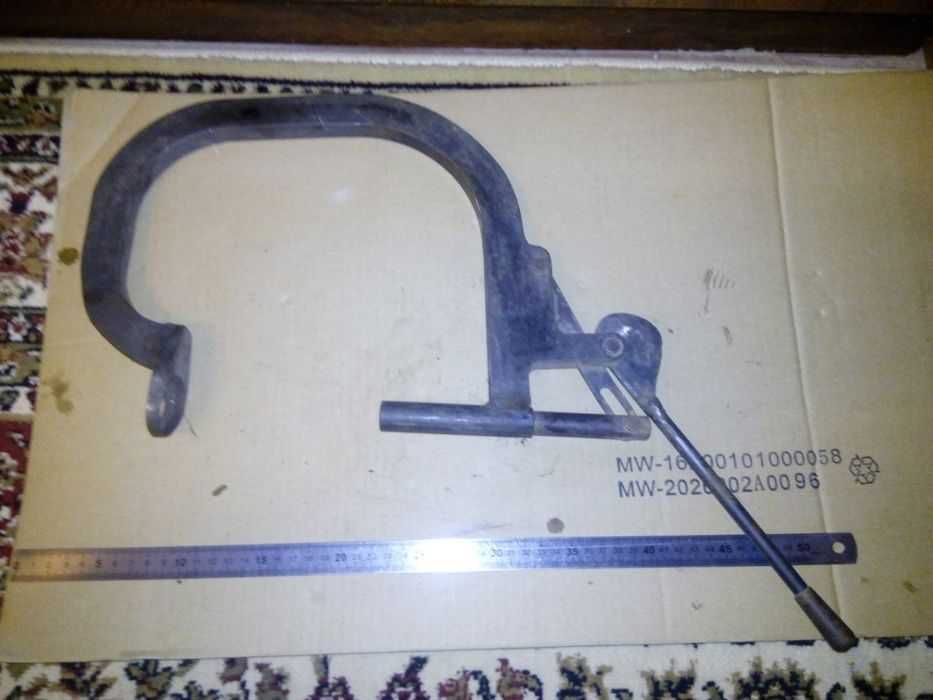 механизм с ручкой,что-то типа запресовывателя