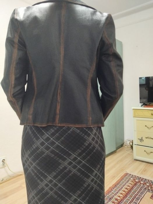 Geaca piele dama/fete negru cu maro,in foarte bune conditii,(Made in Italy),lungime 61cm,spate/Umeri 42cm,lungime manica 60cm