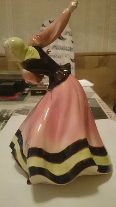 Фарфоровая статуэтка -Девушка в танце , Германия , фирма Hertwig.