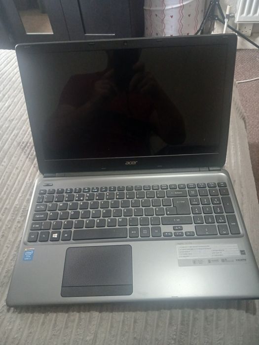 Laptop acer aspire E1