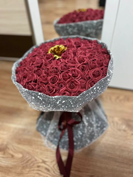 Букет от вечни рози и светещи пеперуди