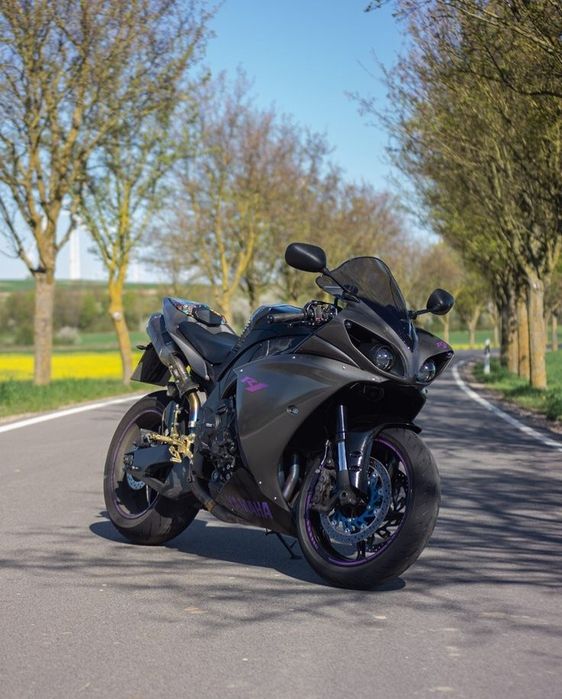 Yamaha r1 sotiladi